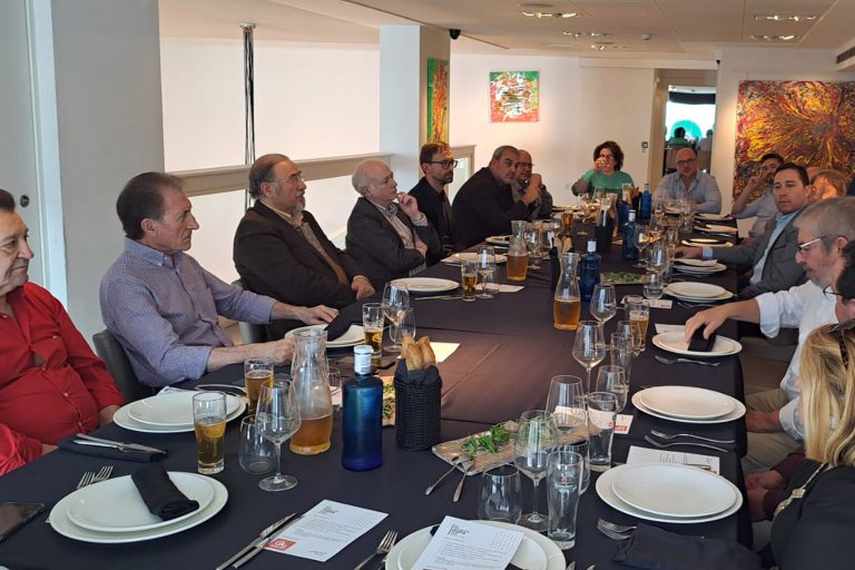 El networking de ASECOM se sienta a la mesa en el restaurante “La Marimorena”