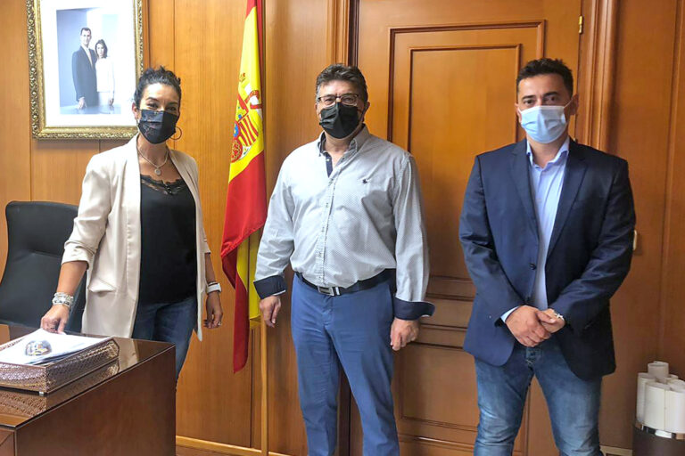 Primera reunión de trabajo del nuevo presidente de ASECOM, Andrés Aráez, con la alcaldesa de Alguazas, Silvia Ruiz2